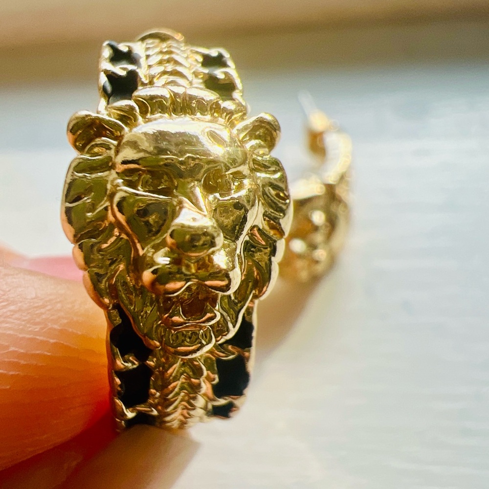 Retro Style Gold Toned Lion Head Hoop Earrings